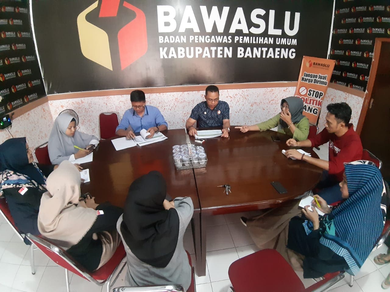 rapat dalam kantor persiapan kegiatan pembentukan desa sadar pengawasan dan anti politik uang