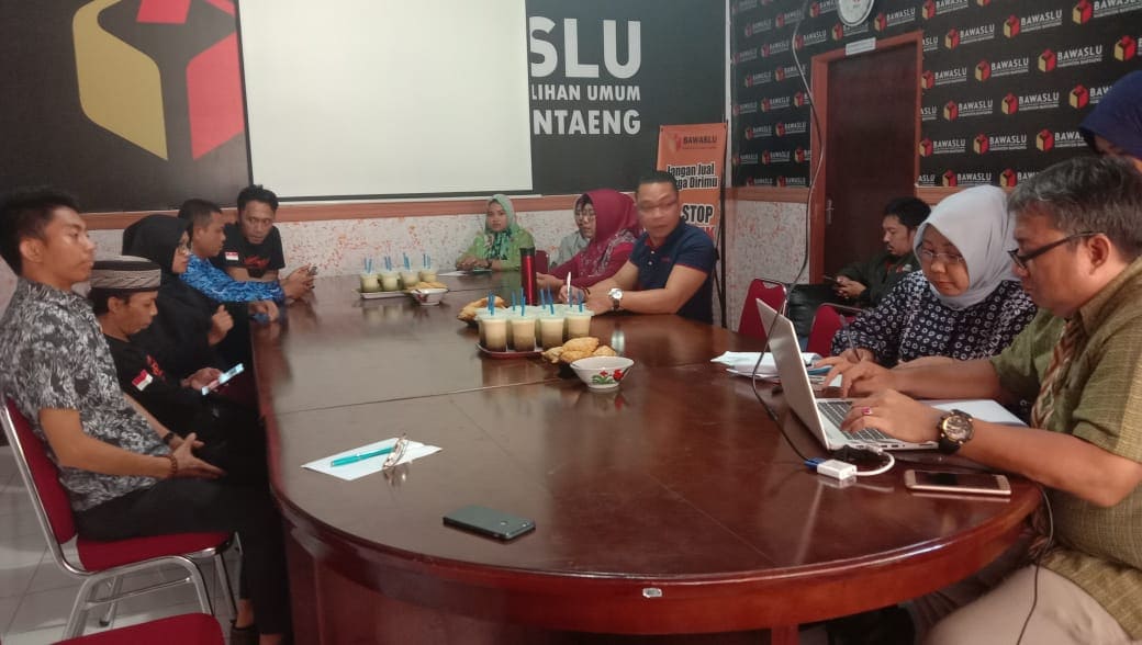 rapat dalam kantor kearsipan