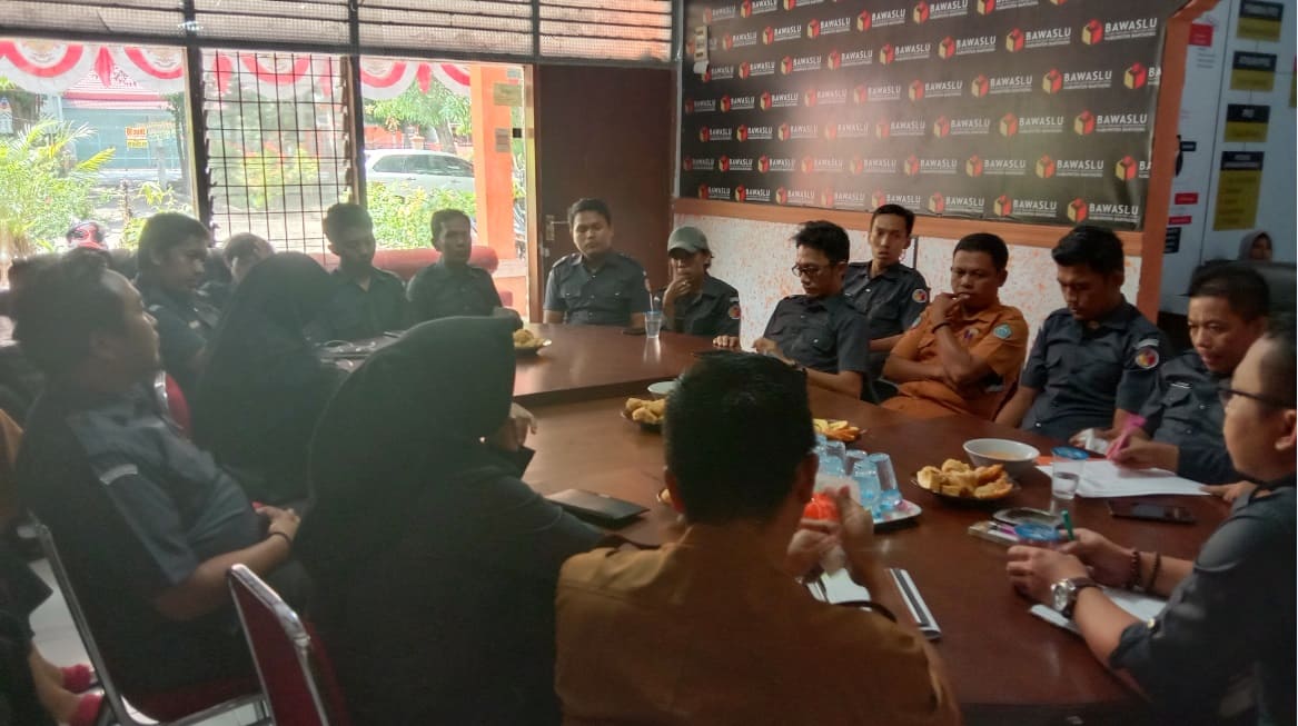 rapat evaluasi kinerja staf