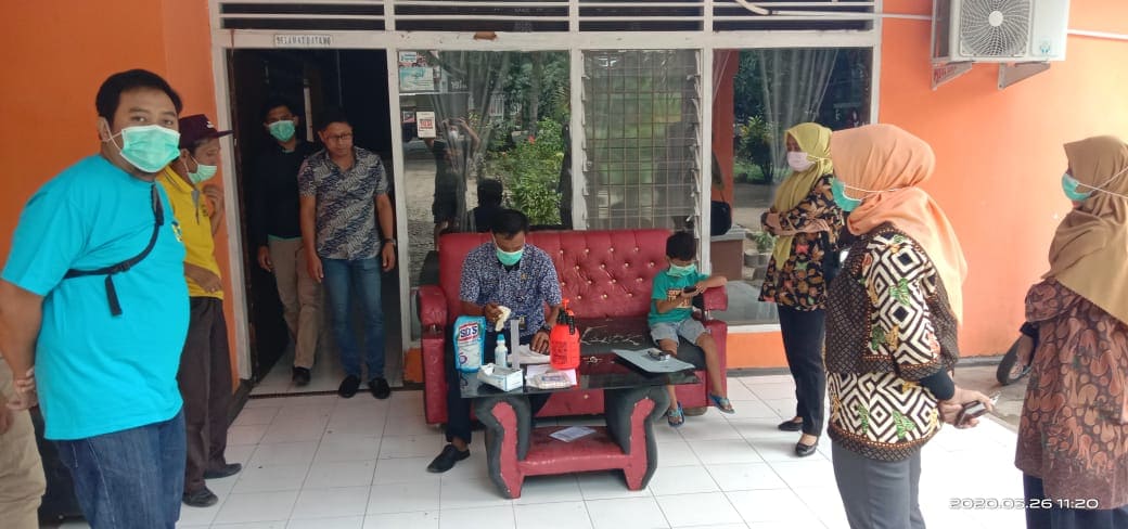 DINKES LAKUKAN PENYEMPROTAN, JUGA PRAKTEKKAN CARA PEMBUATAN DISINFEKTAN DI KANTOR BAWASLU BANTAENG
