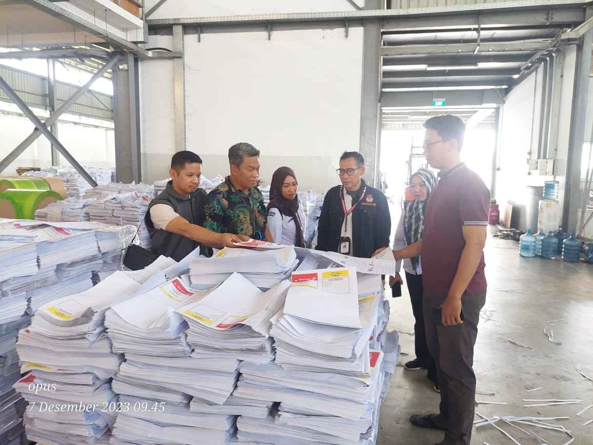 Pastikan Kesiapan Surat Suara, Bawaslu Bantaeng kunjungi PT. Impera Pratama