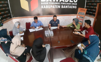 rapat dalam kantor persiapan kegiatan pembentukan desa sadar pengawasan dan anti politik uang