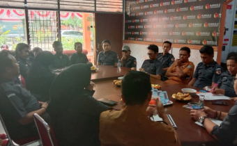 rapat evaluasi kinerja staf