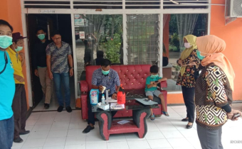 DINKES LAKUKAN PENYEMPROTAN, JUGA PRAKTEKKAN CARA PEMBUATAN DISINFEKTAN DI KANTOR BAWASLU BANTAENG
