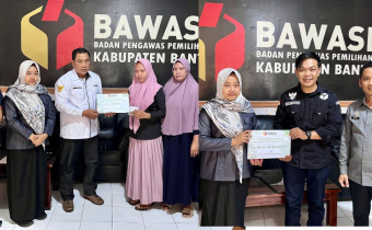Penyerahan Santunan Pengawas Pemilu Adhoc